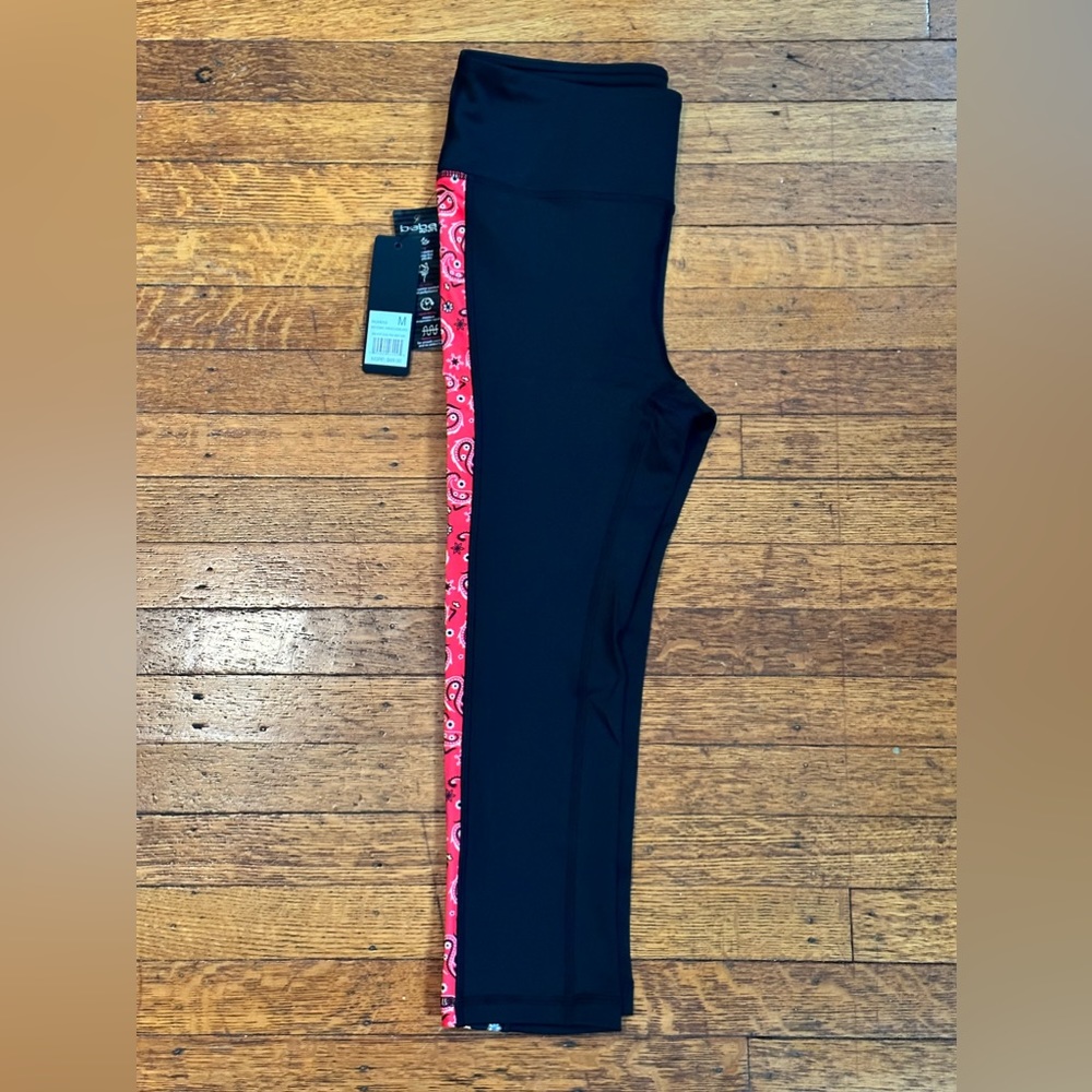New Bebe Sport Women Double Print Hibiscus (Red)/Black Capri Leggings Activewear - Picture 4 of 7